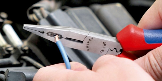 Плоскогубцы электротехнические KNIPEX KN-1301160SB для монтажа проводов, 160 мм